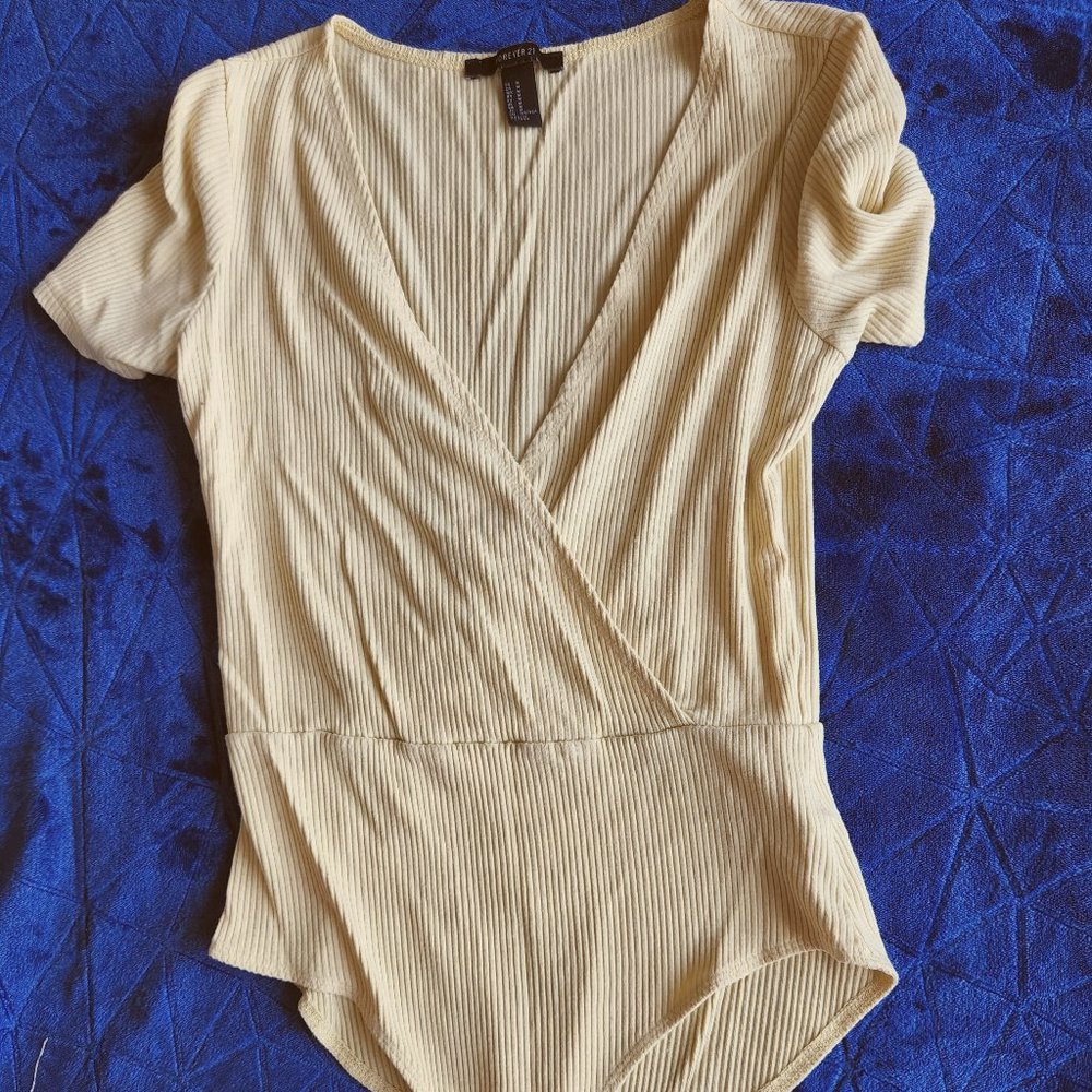F21 LN Pale yellow bodysuit onesie medium